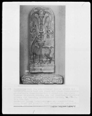 Relief mit Hirsch und Pfauen
