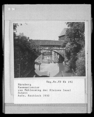 Nürnberg. Stadtbefestigung (Letzte Stadtmauer). Kasemattentor (um 1400) vom Mühlensteg der Kleinen Insel Schütt