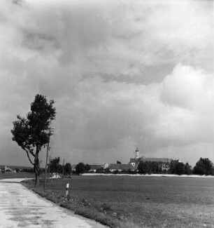 Mödingen. Ortsteilansicht mit ehemaligem Dominikanerinnenkloster Maria Mödingen. Blick von einer Landstraße