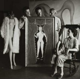 Leonora Carrington (sitzend), André Breton, Marcel Duchamp, Max Ernst (stehend) hinter dem Gemälde "Akt am Fenster" des Malers Morris Hirshfield (von rechts nach links)