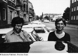 Der Fotograf Christian Borchert und die Künstlerin Thea Richter zwischen parkenden Autos