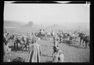 Blâmont (Dep. Meurthe-et-Moselle, Frankreich): Pferdegespanne und Reiter auf dem Verbandplatz im Gefecht bei Montigny (Dep. Meurthe-et-Moselle, Frankreich)