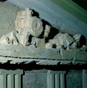 Archäologisches Museum Olympia. Giebel vom Schatzhaus von Megara aus dem Südteil der Herulermauer. Gigantomachie
