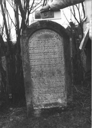 Grabstein 381 (Index: 99609105) Material: Sandstein Zustand: stark verwittert Maße HxBxT: 129x63x14 cm Beschreibung: Stele, Rundbogenabschluß, Schriftfeld eingetieft in gleicher Form: Grabstein 381