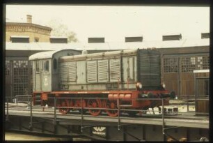 Lokomotive "RCT 36629" vor dem Lokschuppen