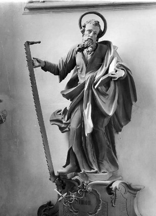 Apostel Simon Zelotes : Apostel Simon Zelotes (um 1730; J. Höchstetter). Biberbach Kreis Augsburg, Pfarr- und Wallfahrtskirche Sankt Jakobus der Ältere und Laurentius, Westseite des südlichen Querhauses