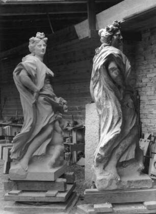 Allegorie des Frühlings : Allegorie des Frühlings, Original aus dem Schloßpark Pretzsch (um 1725, J. J. Kretzschmar) und Kopie (1950/1951, W. Hempel) (beide Sandstein, überlebensgroß). Wermsdorf, Schloß Hubertusburg