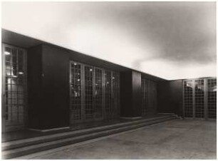 Nationaltheater, Weimar Wiederaufbau: Eingangshalle mit Blick auf die Türen zum Foyer und Türen zu dem seitlichen Eingang, mit rückseitiger Theaterskizze