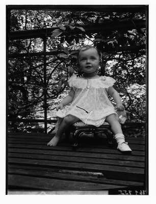 Dresden-Blasewitz, Regerstraße 22. Kinderbildnis von Friedrike Apel im Sommerkleid