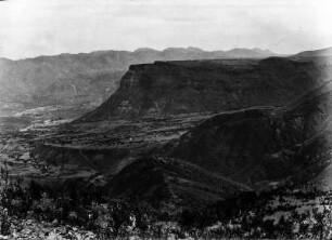 Blick in das Tal von Yabungmayo : Fotografiert von der Cordillera de Sombreros mit Blick auf den abfallenden Hang der Cordillera de Mandinga. In der Bildmitte ist die Hochebene von Tarabuco zu sehen.