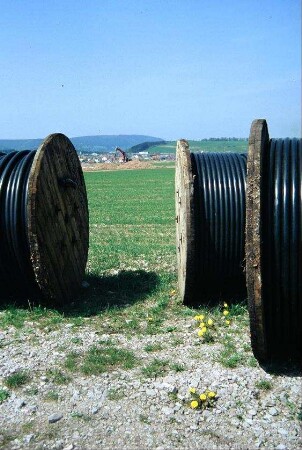 Kabelrollen auf dem Feld am Geschwendaer Berg, Vorbereitung für Gewerbegebiet