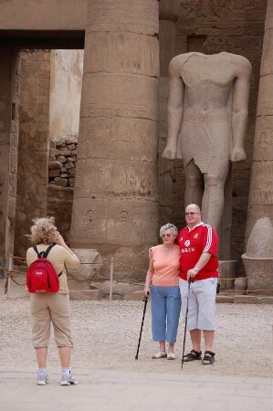 Touristen posieren im Luxor-Tempel