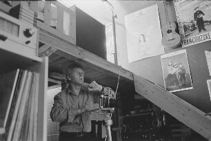 Markkleeberg, Schillerplatz 3. Günter Rössler in seinem Atelier