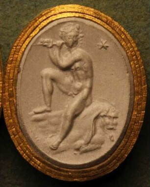 Flötenspieler, auf einer Löwenhaut sitzend (Marsyas?) (Daktyliothek, Erstes Mythologisches Tausend)