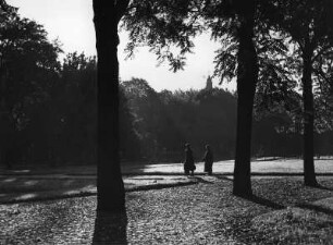 Zwei Spaziergänger in einem Park