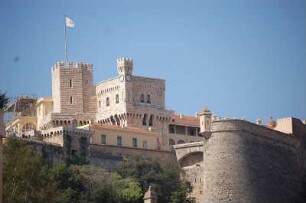 Monte Carlo - Fürstenschloss : Fürstenschloss mit Bastionen, vom Hafen aus gesehen. Monaco 2006
