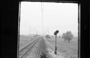 Emmendingen, Lahr: Strecke; Blick aus dem Führerstand der E-Lok; elektrisches Vorsignal