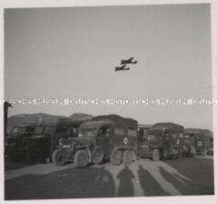 Wehrmachtssoldaten, Junkers Ju Maschinen kehren aus Kreta mit Verwundeten zurück, zu deren Empfangnahme auf dem griechischen Festland alles vorbereitet war.