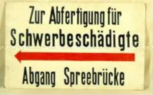 Schild: "Zur Abfertigung für Schwerbeschädigte..."
