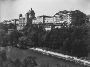 Bern : Berner Altstadt und Südseite des Bundeshauses. Im Vordergrund der Fluss Aare