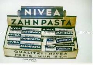Tuben mit Inhalt Zahnpasta "Nivea" in Originalschachteln im Warenaufsteller
