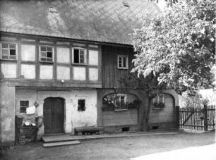 Rachlau, Haus Nr. 18. Umgebindehaus; bezeichnet 1826. Hofansicht mit Umgebindeteil