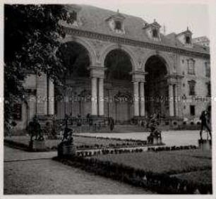 Das hunderttürmige Prag, Palais Waldstein, Sala Terrena