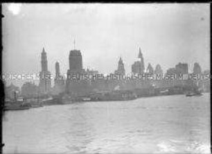 Blick auf den Hafen und die Skyline von Manhattan, New York