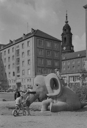 Dresden. Innenhof der Bebauung zwischen Weißer Gasse und Gewandhausstraße mit kleinem Spielplatz