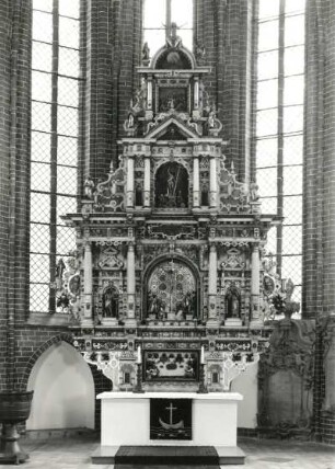 Pfarrkirche Sankt Maria Magdalena. Altaraufsatz (Sandstein, 1606)