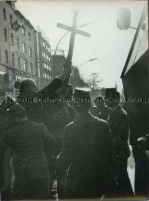 Demonstration von Studenten mit Kreuz in Westberlin mit Polizeieinsatz