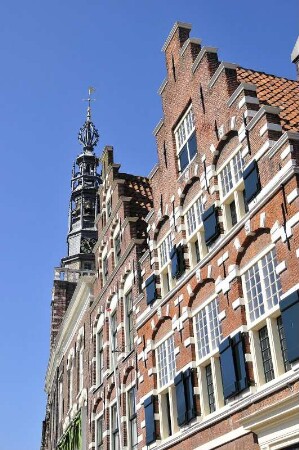 Leiden - Stadthausgiebel : Typische Giebel historischer Stadthäuser, aufgenommen in Leiden am 6. April 2010