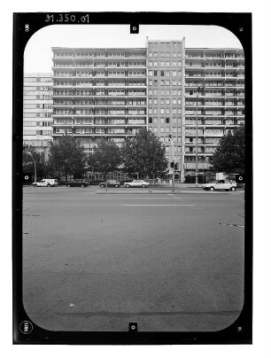 Berlin-Mitte, Leipziger Straße. Wohnblock mit Läden (1969/1982). Straßenfront (Teilansicht)
