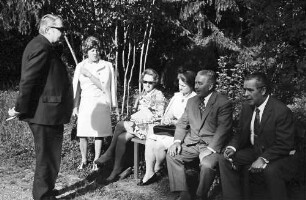 Rothaus: Gruppe im Garten