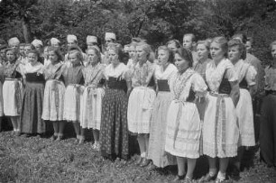 Sorbisches Jugendensemble der Sorbischen Oberschule Bautzen. : Prěnja serbska kulturna brigada Serbskeje wyšeje šule w Budyšinje.