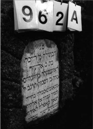 Grabstein 962 (Index: 99802664) Material: Marmorplatte in Granit Maße HxBxT: 56x42x24 cm Beschreibung: Stele mit Flachbogenabschluß, Inschriftenplatte Besonderheit: Endreim: Grabstein 962A