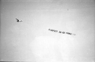 Freiburg: Flugzeug mit Spruchband: Flugfest SA-SO Freiburg