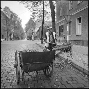 Straßenkehrer bei Laubbeseitigung, 1968. SW-Foto © Kurt Schwarz.