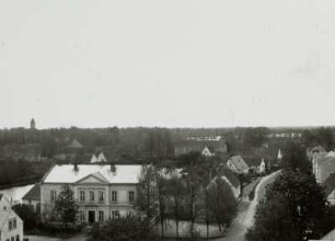 Schule : Blick vom Turm der Pfarrkirche über Schule und Hauptstraße zu Schloß und Teichen in der Röderaue