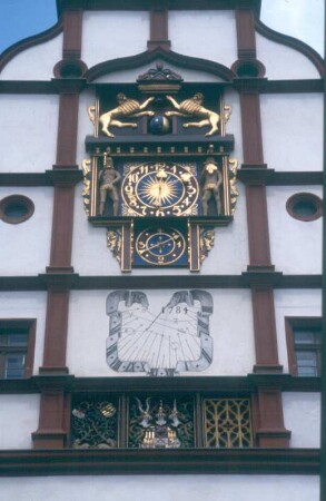 Plauen. Astronomische Uhr am Rathaus, darunter Sonnenuhr (von 1784)