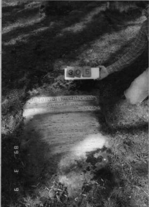 Grabstein 305 (Index: 100100019) Maße HxBxT: 162x75xo.A. cm Beschreibung: Grabplatte: Grabstein 305