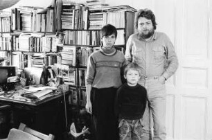 Familie R. (Schriftsteller, Lehrerin) in ihrer Wohnung