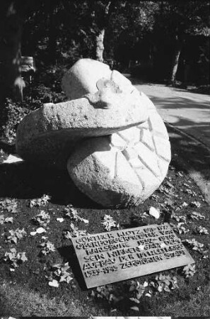 Einweihung des Gedenksteins auf dem Grab von Oberbürgermeister Günther Klotz auf dem Karlsruher Hauptfriedhof