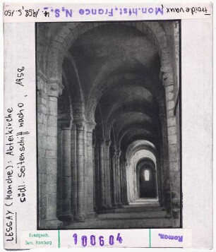 Lessay (Manche): Ehemalige Abteikirche, Inneres, südliches Seitenschiff nach Osten (1958)