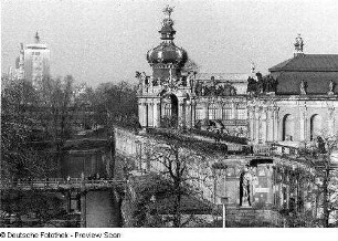 Zwinger mit Kronentor und Zwingergraben, im Hintergrund das Haus der Presse