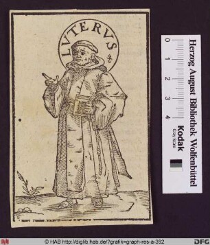 Ganzfigurige Darstellung Luthers als Mönch mit einem Buch in der Hand.
