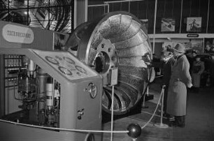 Messebesucher in der tschechoslowakischen Ausstellungshalle vor der Präsentation der Außenhandelsgesellschaft Technoexport, technischen Anlage/Bohrtechnik (?)