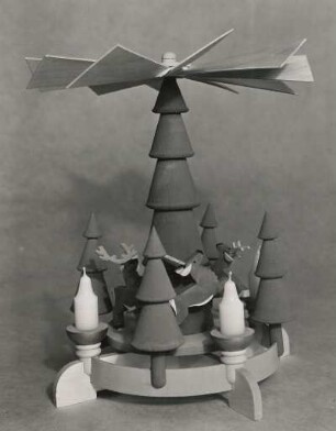 Waldpyramide, auf der Spitze laufend mit gestuft gedrehten Fichten, auf der Drehscheibe Hirsche : Waldpyramide, auf der Spitze laufend mit gestuft gedrehten Fichten, auf der Drehscheibe Hirsche, Staatliche Spielwaren-, Fach- und Gewerbeschule Grünhainichen