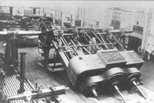 Schiffsdampfmaschine (2.500 IHP) für Fährdampfer "Friedrich Franz IV." in einer Werkhalle : Elbing. Lokomotiv-, Maschinen- und Turbinenfabrik F. Schichau . Schiffsdampfmaschine (2.500 IHP) für Fährdampfer "Friedrich Franz IV." in einer Werkhalle