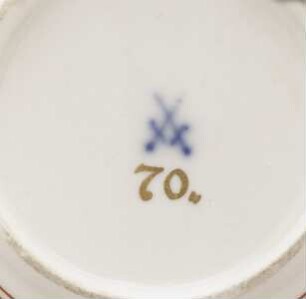 Koppchen und Unterschale mit Kauffahrteiszene in Schwarzlot-Malerei — Porzellanmarke
